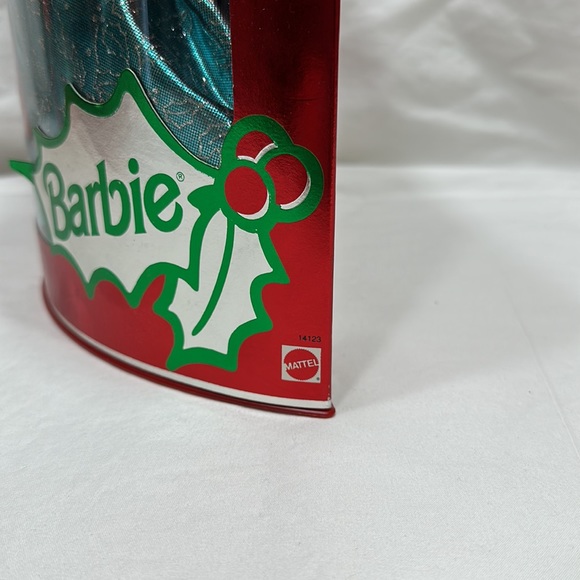 Happy Holidays Barbie - Picture 4 of 7